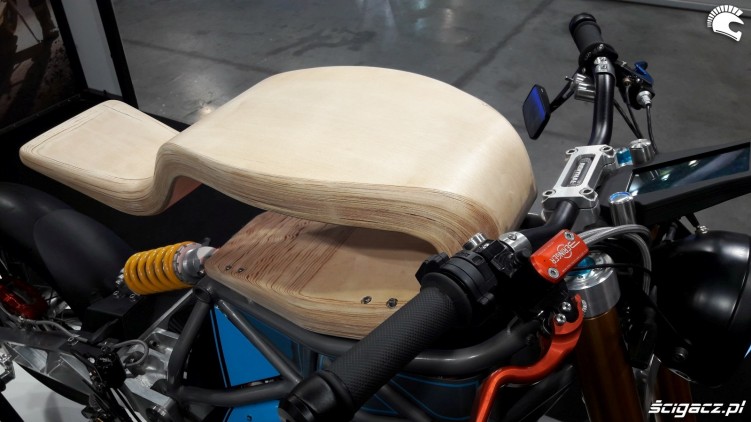 drewno motocykl