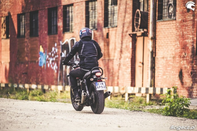 motocykl triumph styl