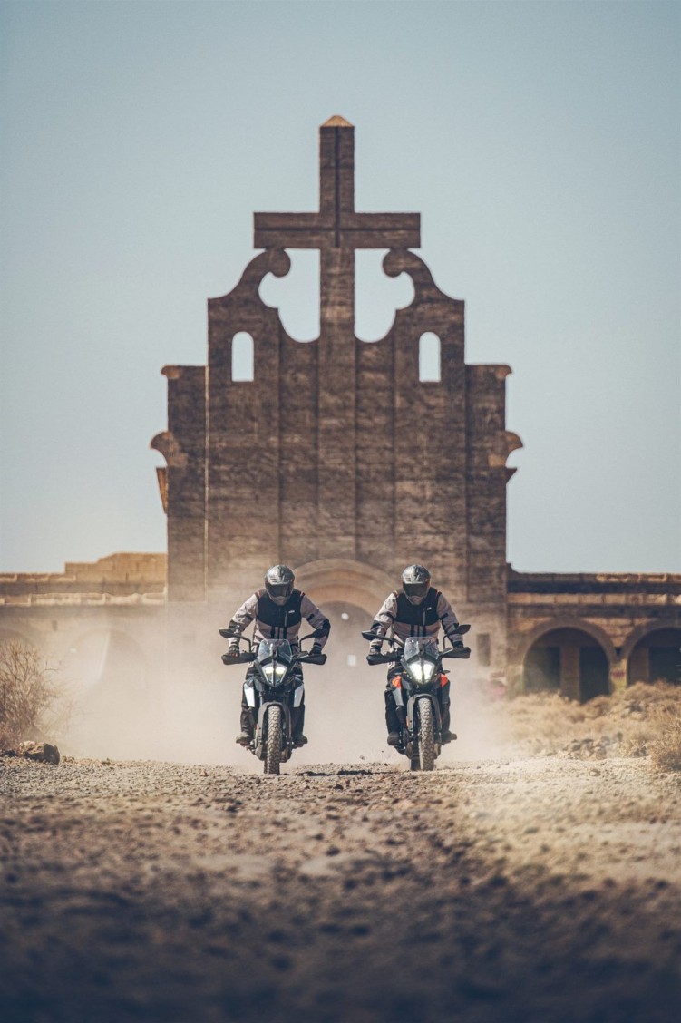KTM 390 Adventure 2020 dwa motocykle kosciol