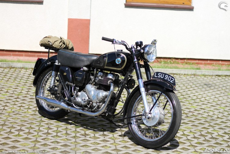 27 motocykl AJS z 1954 roku