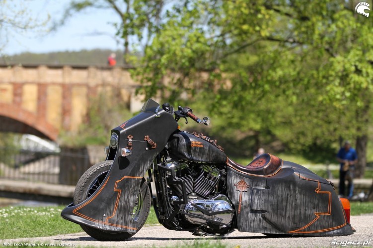 31 Harley Davidson Sportster 1200 Led Sled custom lewy bok