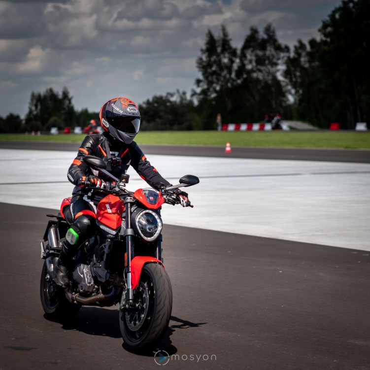 10 Testy prasowe Ducati Monster 2021