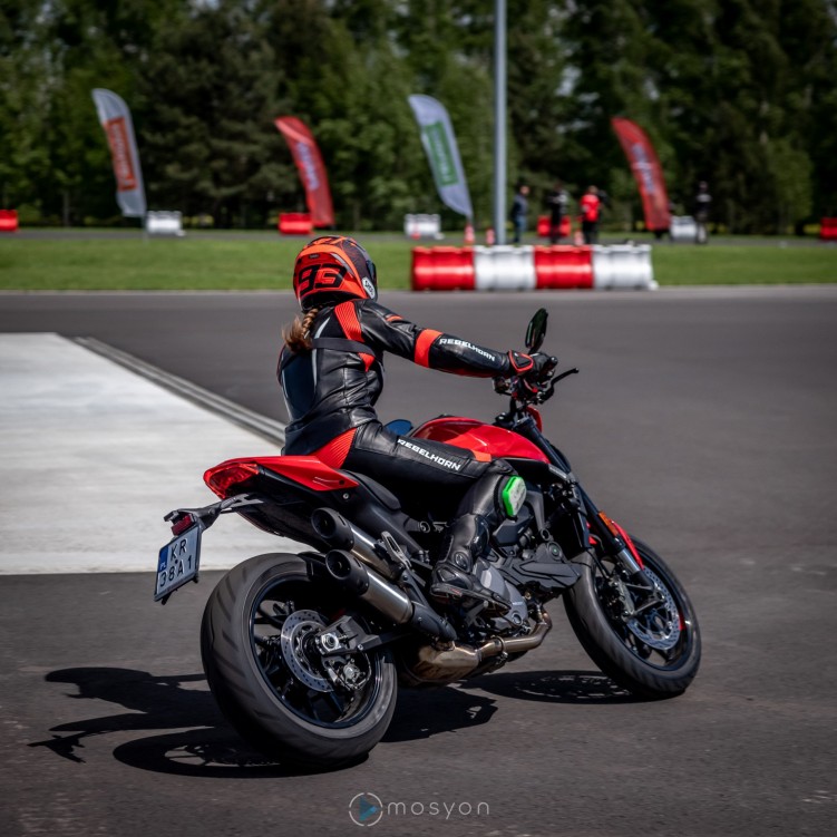 12 Testy prasowe Ducati Monster 2021