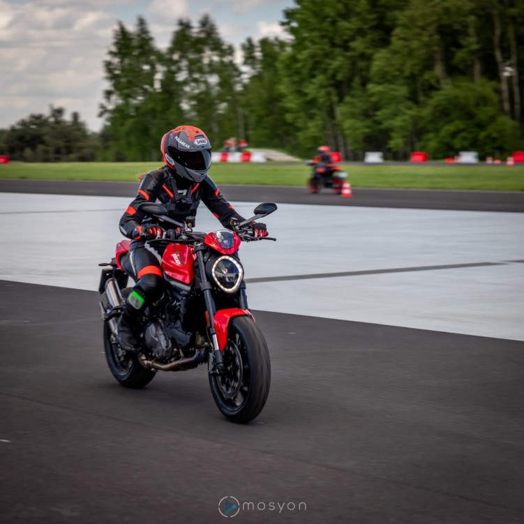 14 Testy prasowe Ducati Monster 2021