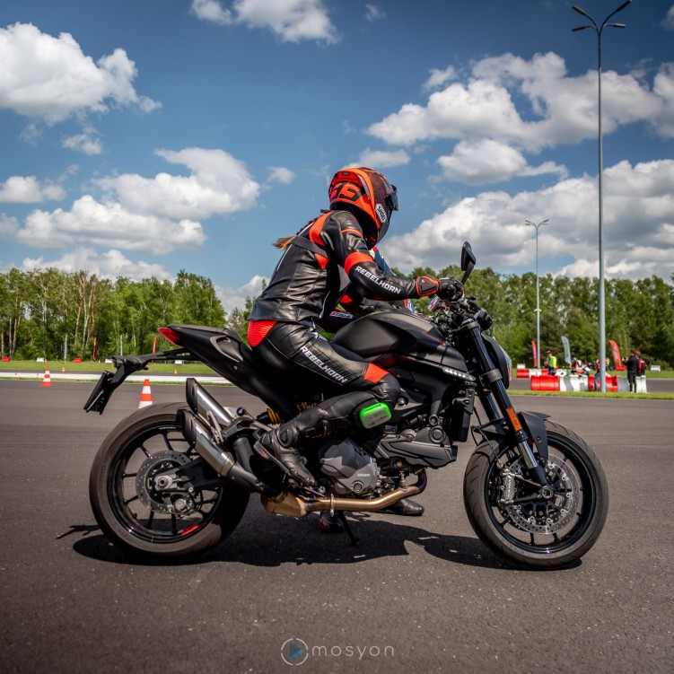 15 Testy prasowe Ducati Monster 2021