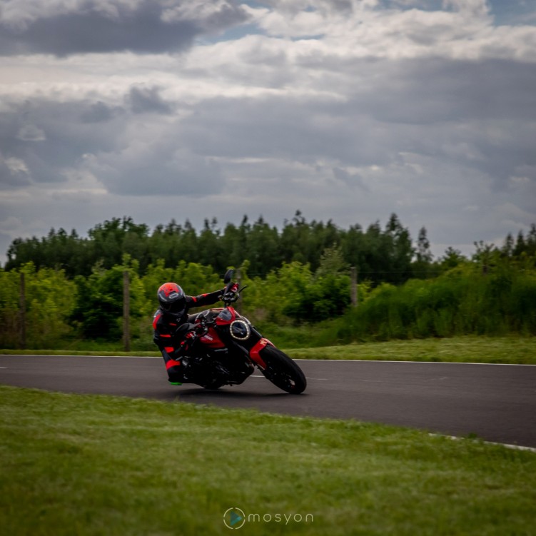 18 Testy prasowe Ducati Monster 2021