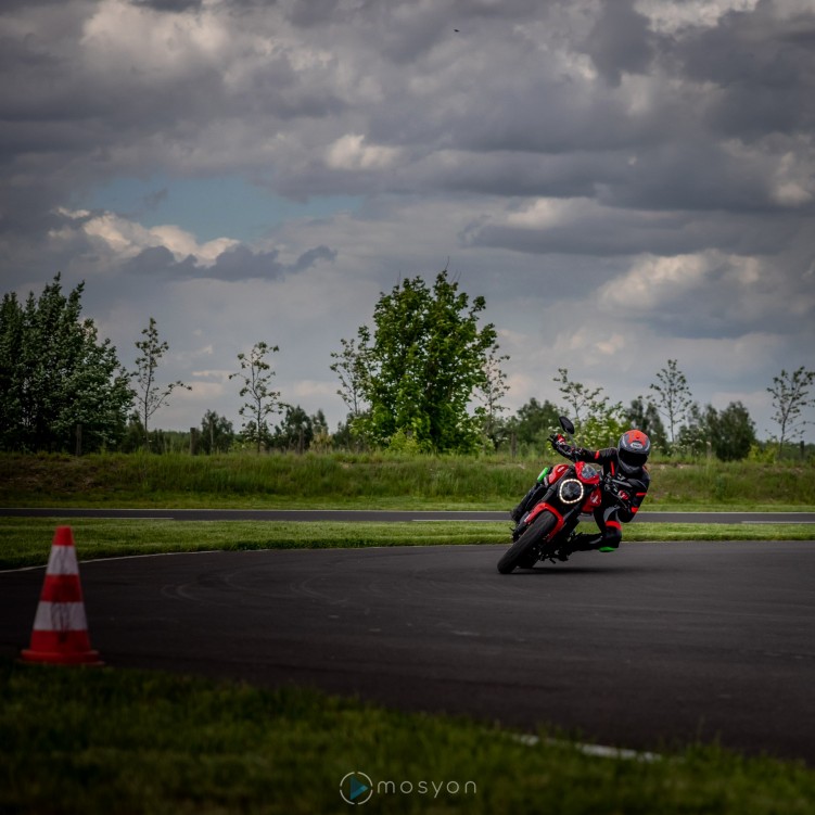 19 Testy prasowe Ducati Monster 2021