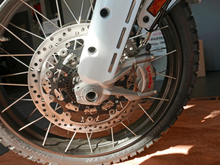 06 Ducati DesertX tarcza przod