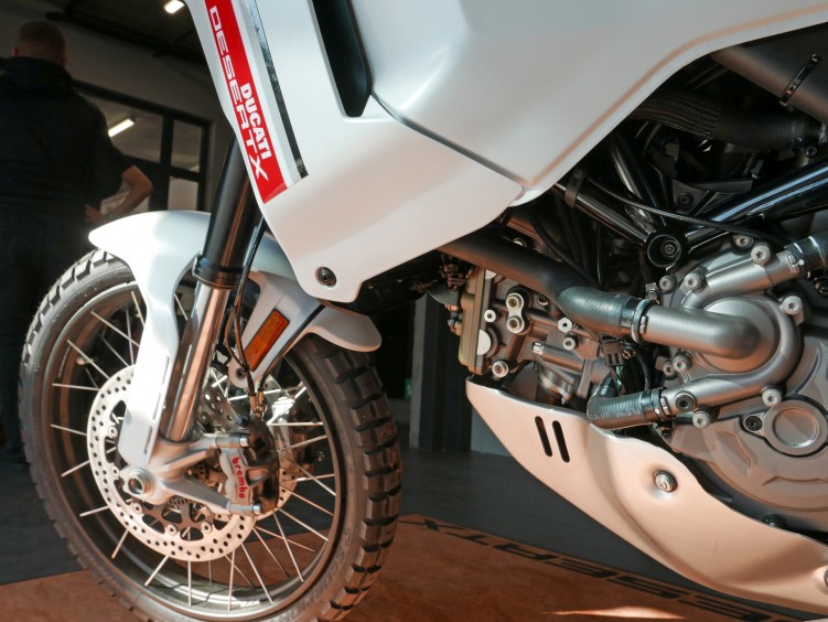07 Ducati DesertX z bliska
