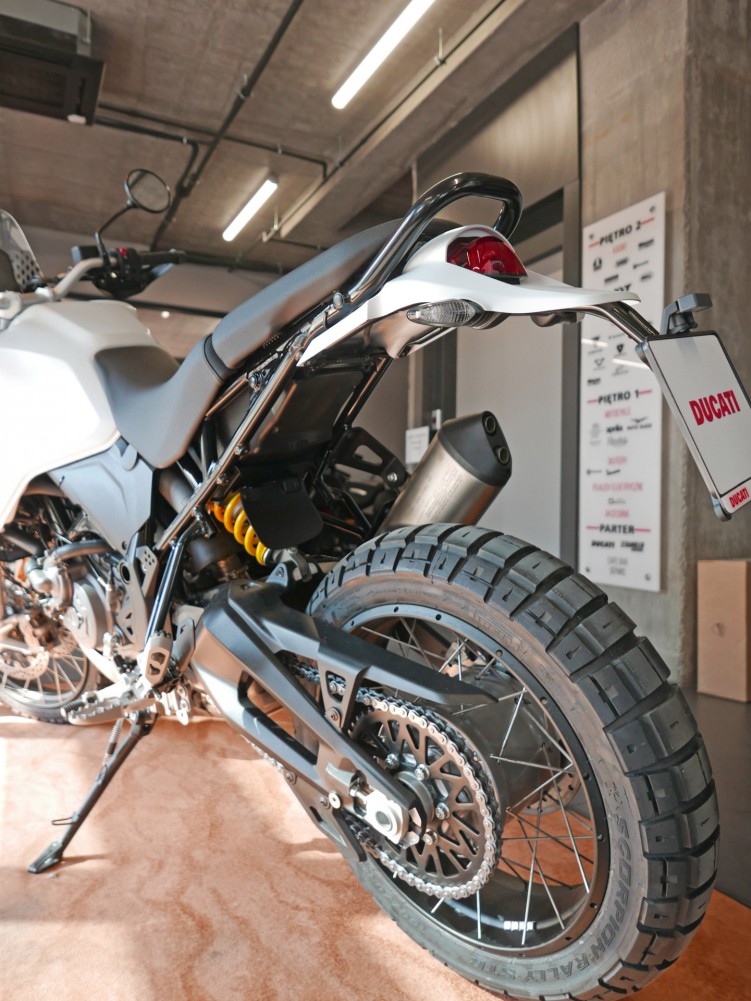 16 Ducati DesertX tylem
