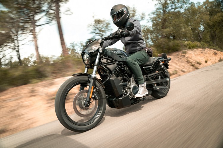 10 Harley Davidson Nightster w jezdzie