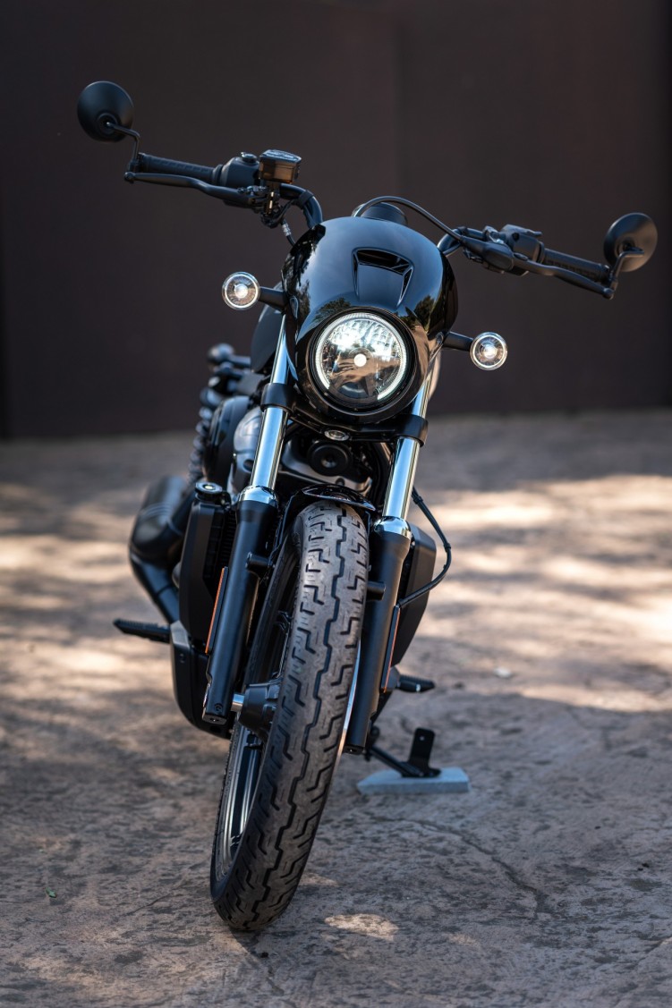 77 Harley Davidson Nightster przodem