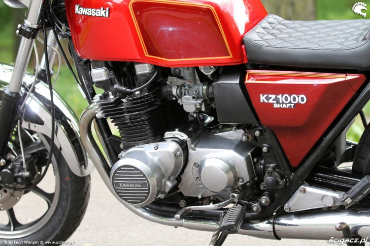 14 Kawasaki KZ 1000 ST z bliska