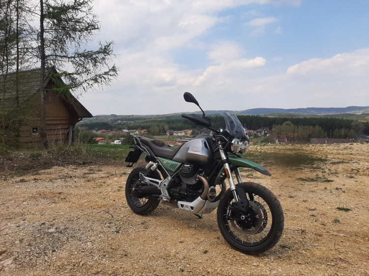 06 Moto Guzzi V85 TT krajobraz