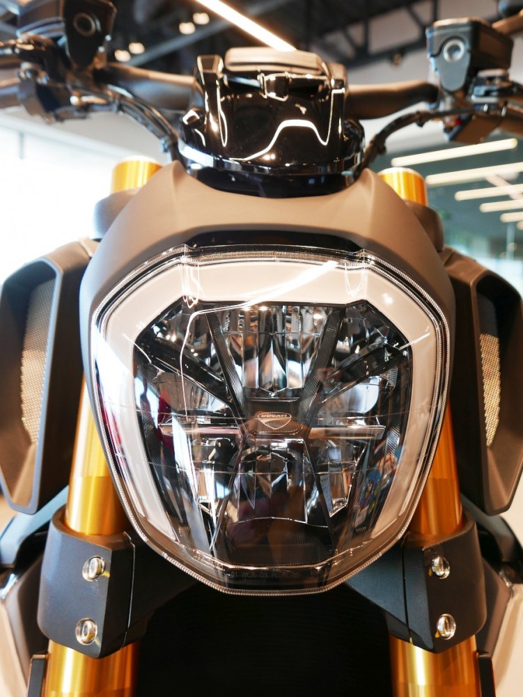 Ducati Diavel 1260 S Black Steel reflektor przod