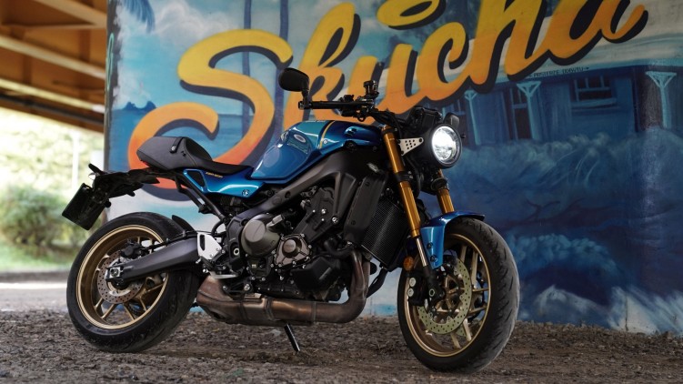 22 Yamaha XSR900 pozowanie