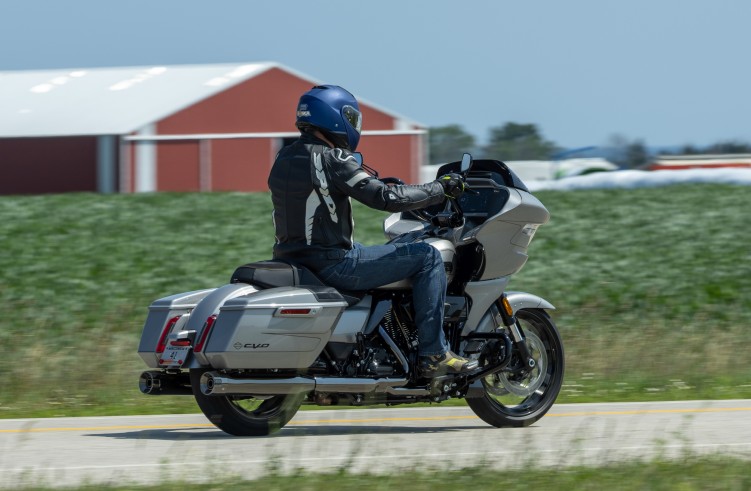 16 test motocykla Harley Davidson Road Glide CVO