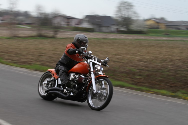 03 Harley Davidson Softail custom na ulicy