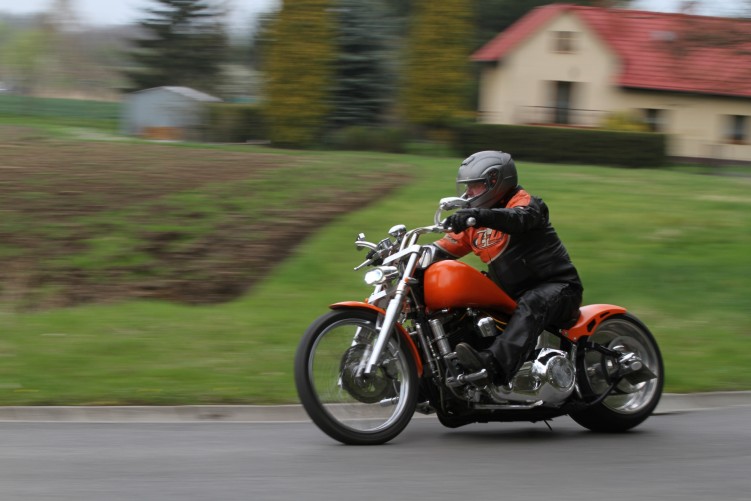 04 Harley Davidson Softail custom na drodze