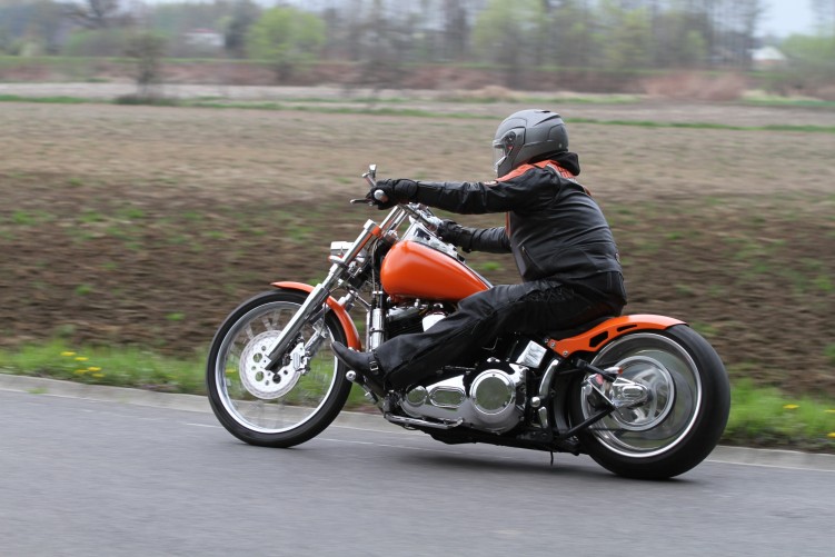 06 Harley Davidson Softail custom podczas jazdy
