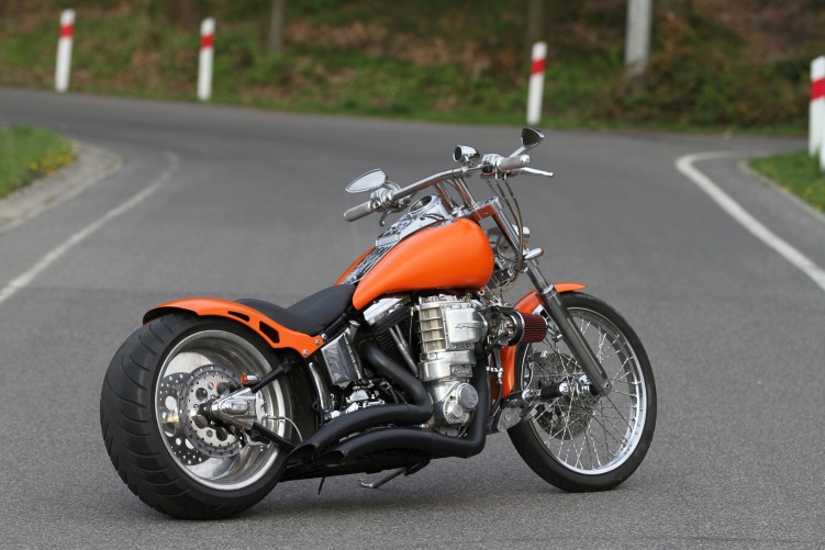 11 Harley Davidson Softail custom prawa strona
