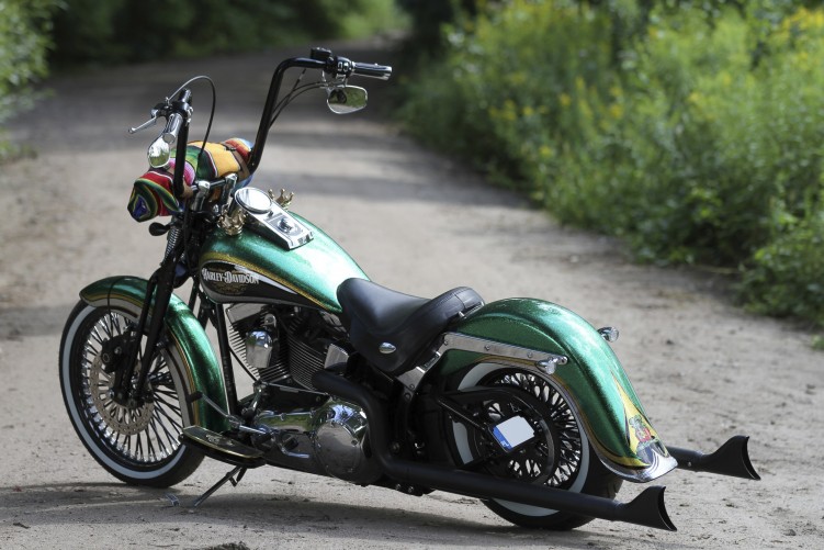 13 Harley Davidson Softail Springer custom w lesie
