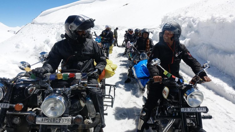 12 Motocyklisci w Himalajach