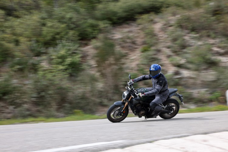 15 Honda CB650R podczas testu