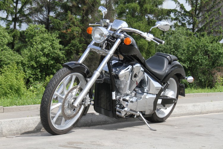 09 Honda Fury VT 1300 CX przod