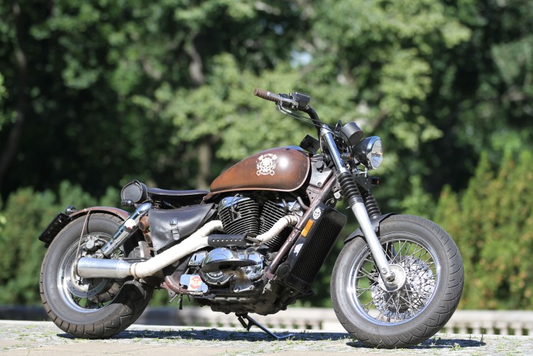 27 Honda VT 1100 Bobber na tle drzew