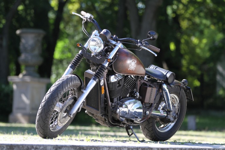 32 Honda VT 1100 Bobber lewa strona