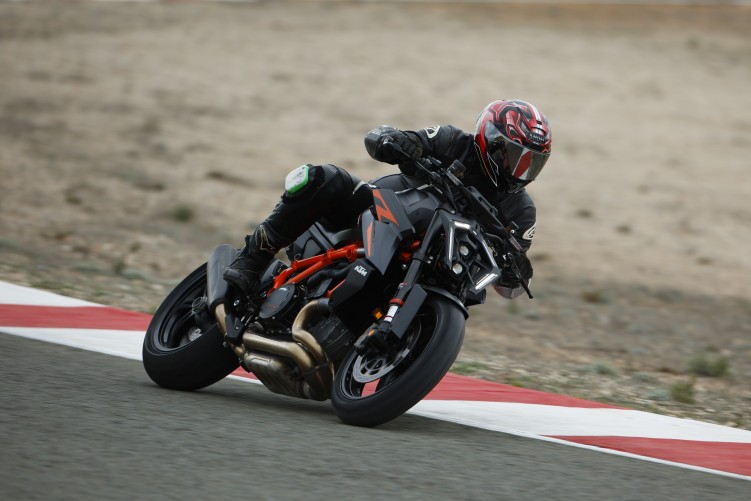 01 KTM Superduke 1390 model 2024 test motocykla