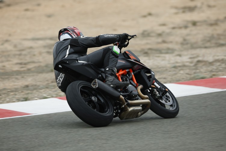 02 2024 KTM Superduke 1390 test