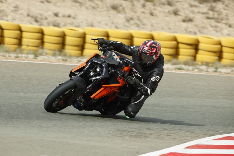 10 KTM Superduke 1390 w zakrecie 2024 test