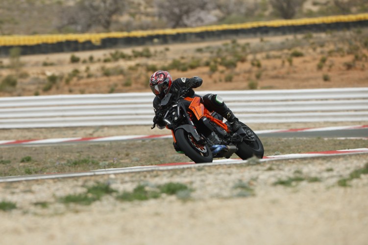 11 testy na torze KTM Superduke 1390 model 2024