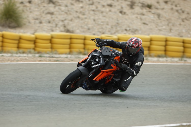 12 jazda KTM Superduke 1390 model 2024