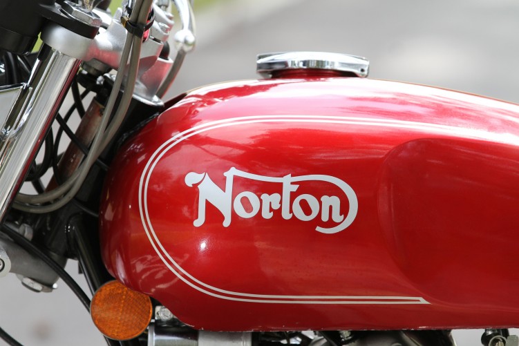 14 Norton Commando bak