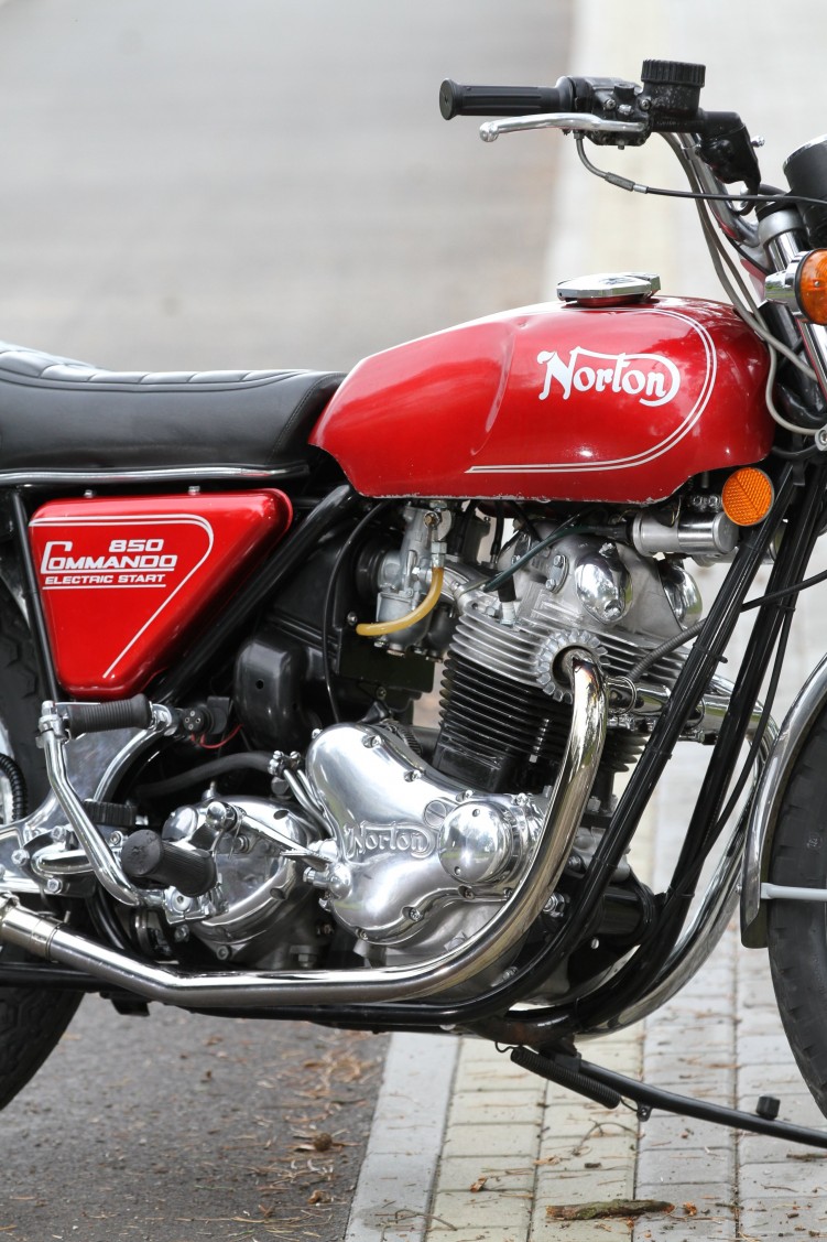 28 Norton Commando z bliska