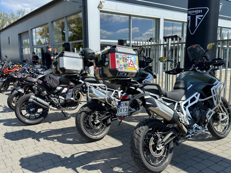 05 motocykle triumph na otwarciu salonu w lodzi