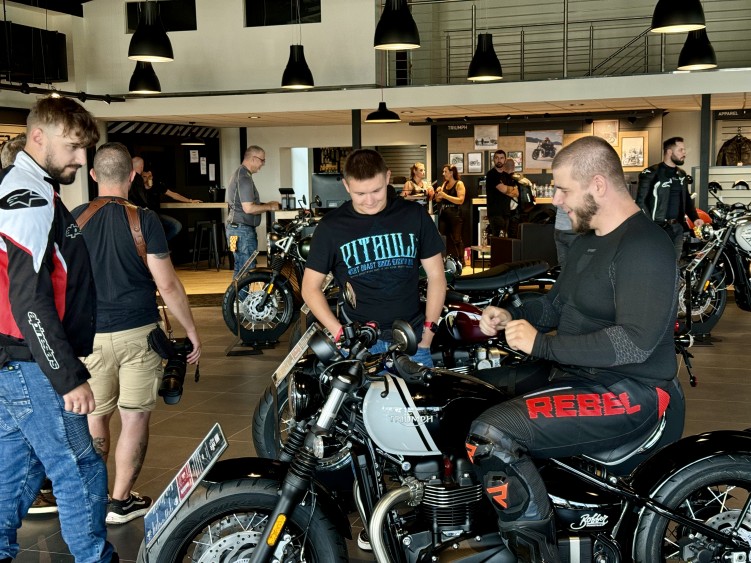 26 triumph bonneville bobber salon lodz