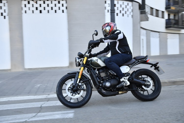 08 Triumph Scrambler 400 X w miescie