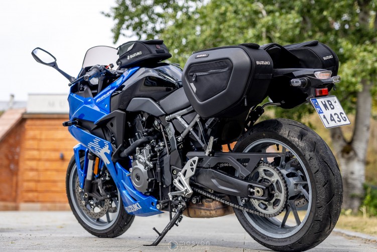 Suzuki GSX-8R od tylu z pakietem travel pack