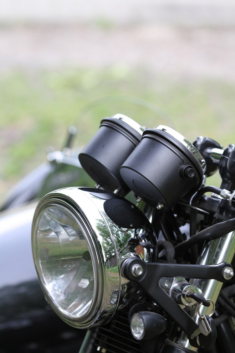 31 Triumph Thruxton 900 lampa przednia