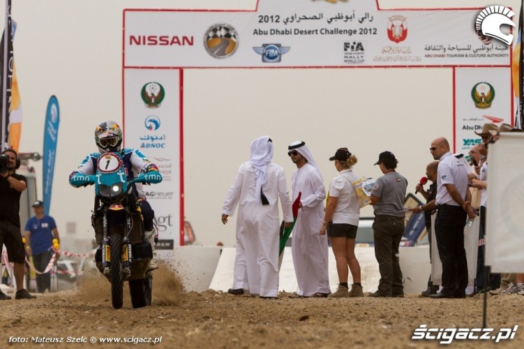 Start motocykla Abu Dhabi Desert Challenge 2012