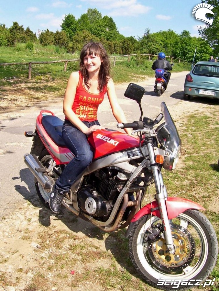 16 dziewczyna na motocyklu