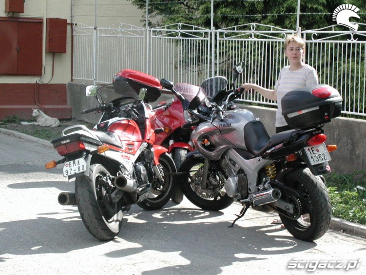25 Kobieta przy motocyklu