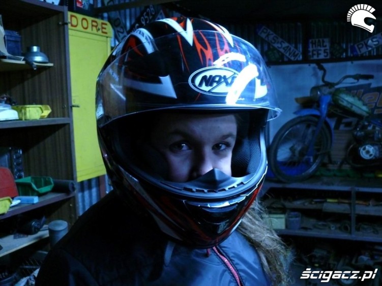 31 Dziewczyna kask motocykl