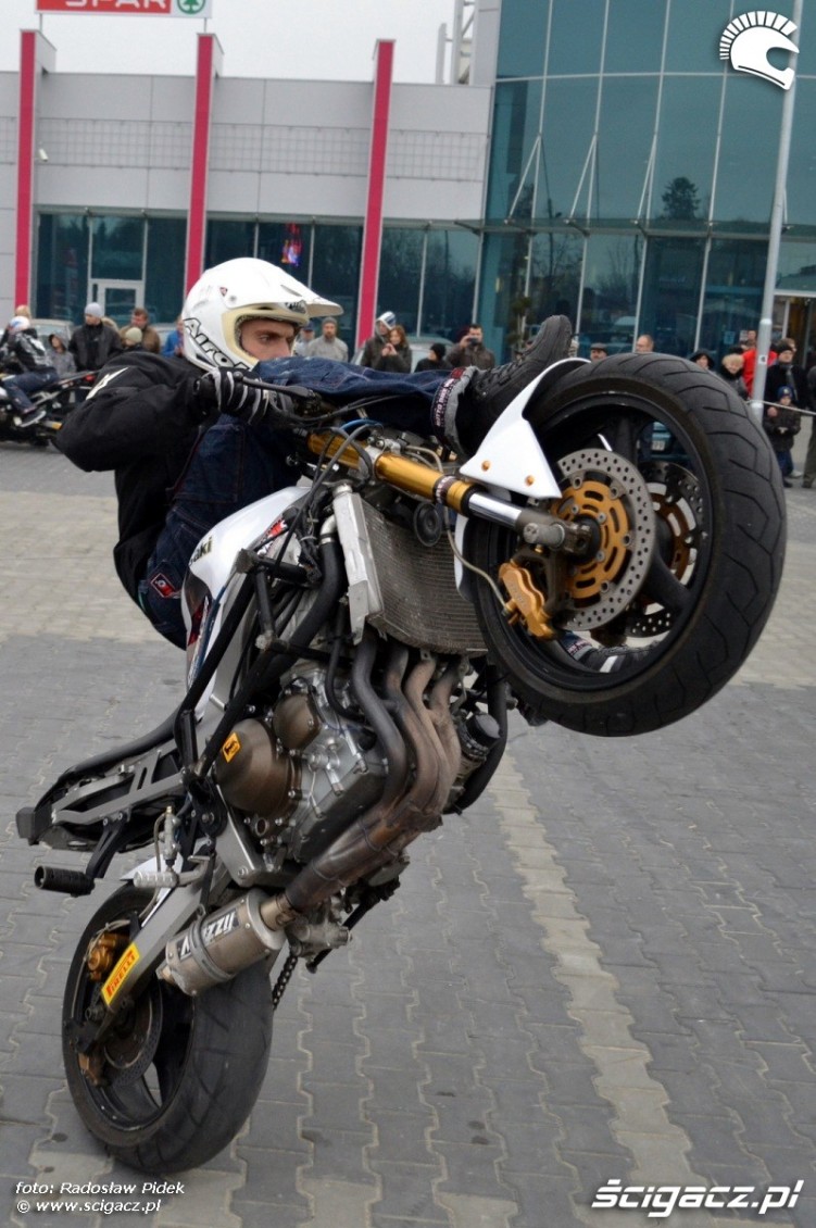 Motocyklowy stunt Lukasz Belz
