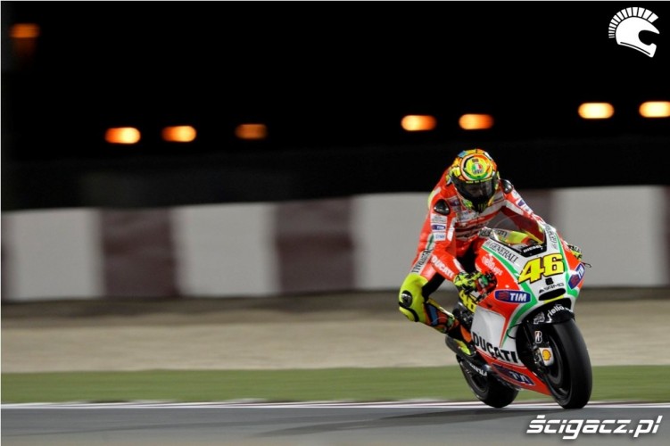 Rossi przed zakretem Katar Grand Prix 2012