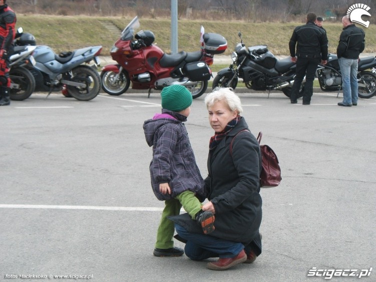 mlodsi i starsi zainteresowani motocyklami